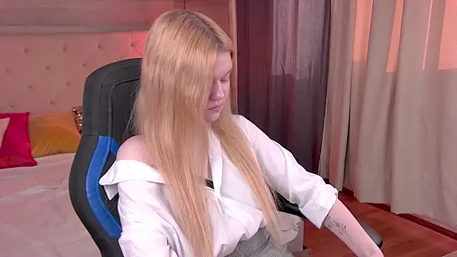 Snapshot of AdeleCartier chatting on February 16, 6:43 am AdeleCartier online show from February 16, 6:43 am