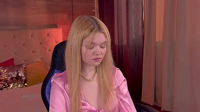 Snapshot of AdeleCartier chatting on February 23, 5:23 am AdeleCartier online show from February 23, 5:23 am