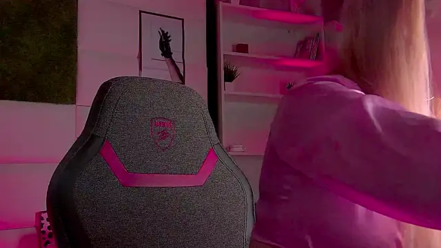 Snapshot of AdeleCartier chatting on March 3, 12:26 am AdeleCartier online show from March 3, 12:26 am