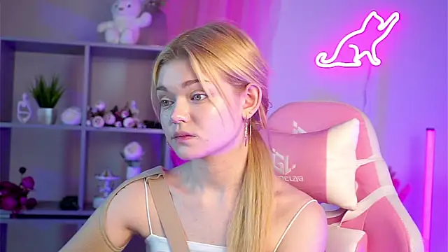 Snapshot of AdeleCartier chatting on March 18, 1:21 am AdeleCartier online show from March 18, 1:21 am