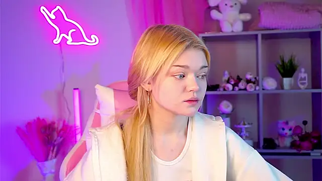 Snapshot of AdeleCartier chatting on March 19, 9:27 pm AdeleCartier online show from March 19, 9:27 pm