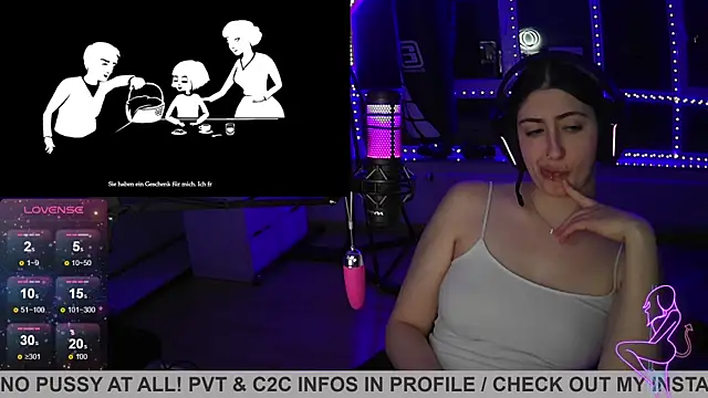 Snapshot of Gamergirl-Linela chatting on February 11, 12:49 am Gamergirl-Linela online show from February 11, 12:49 am