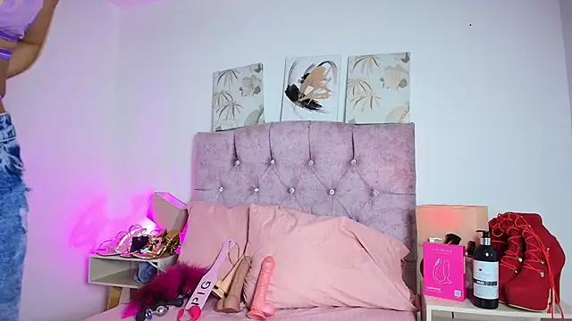 Skye Moore online show from February 23, 7:00 pm