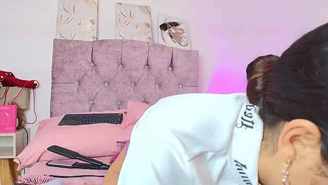 Skye Moore online show from March 5, 6:48 pm