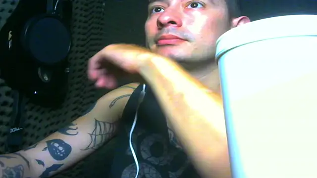 Snapshot of vampireathome chatting on March 17, 1:35 am vampireathome online show from March 17, 1:35 am