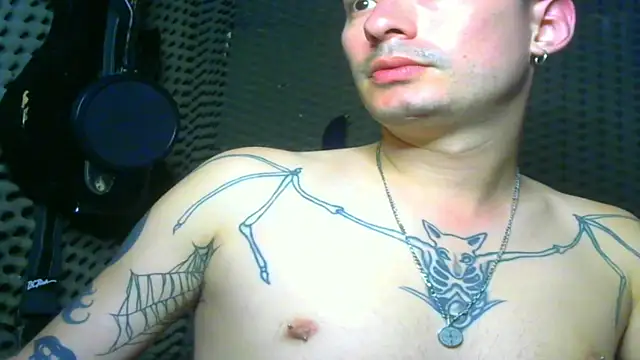 Snapshot of vampireathome chatting on March 19, 4:03 am vampireathome online show from March 19, 4:03 am