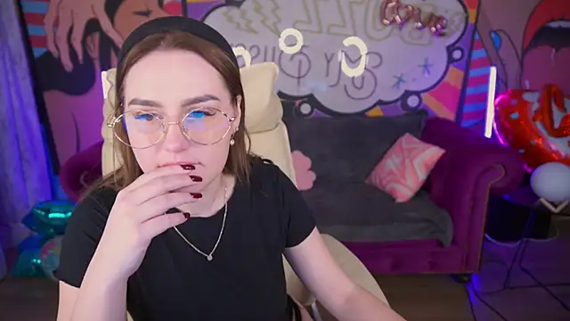 Snapshot of DivineJass chatting on February 21, 5:56 am DivineJass online show from February 21, 5:56 am