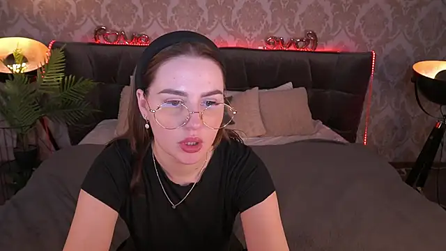 Snapshot of DivineJass chatting on February 27, 3:25 am DivineJass online show from February 27, 3:25 am