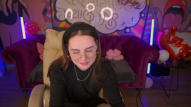 Snapshot of DivineJass chatting on March 3, 7:32 am DivineJass online show from March 3, 7:32 am