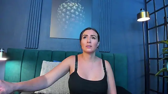 scarlet edwars online show from April 22, 7:15 pm