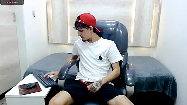 Snapshot of Dirty_Kingg chatting on February 11, 8:20 pm Dirty Kingg online show from February 11, 8:20 pm