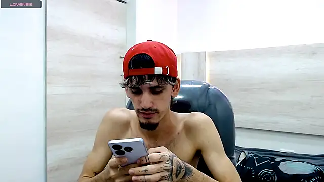 Snapshot of Dirty_Kingg chatting on February 15, 4:36 am Dirty Kingg online show from February 15, 4:36 am