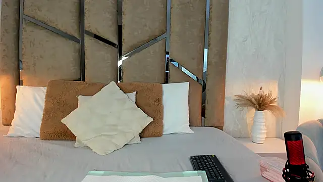 Giselle Lauren online show from September 17, 12:51 pm