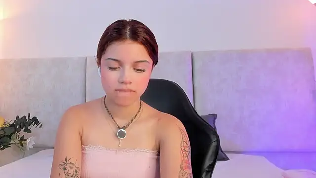 Giselle Lauren online show from December 18, 8:59 pm