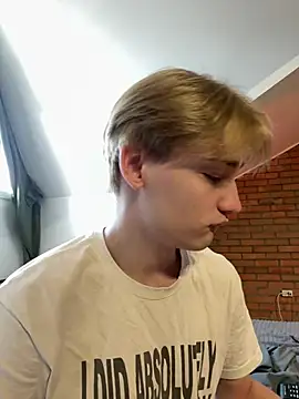 Snapshot of Julian_wins chatting on March 20, 10:21 am Julian wins online show from March 20, 10:21 am