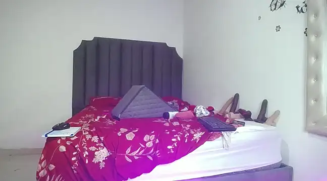 Snapshot of moree_Queen chatting on February 12, 12:05 am moree Queen online show from February 12, 12:05 am