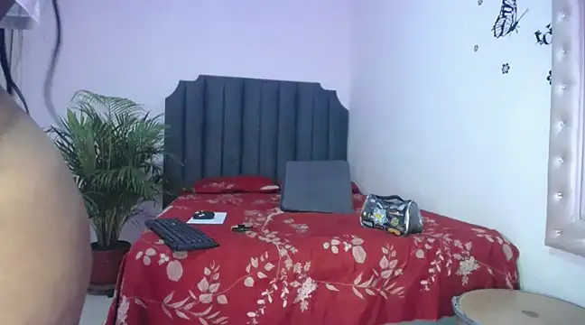 Snapshot of moree_Queen chatting on March 5, 7:06 pm moree Queen online show from March 5, 7:06 pm