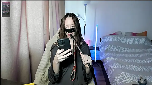 Snapshot of holyharlot chatting on March 17, 9:33 am holyharlot online show from March 17, 9:33 am