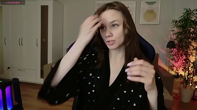 Snapshot of alexa_feels_ chatting on April 9, 4:01 pm alexa feels online show from April 9, 4:01 pm