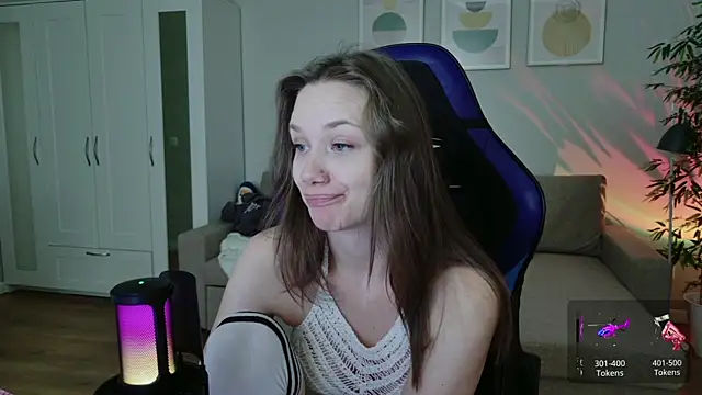 Snapshot of alexa_feels_ chatting on April 30, 4:24 pm alexa feels online show from April 30, 4:24 pm