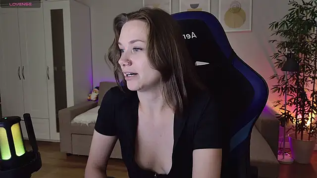 Snapshot of alexa_feels_ chatting on June 7, 4:11 pm alexa feels online show from June 7, 4:11 pm