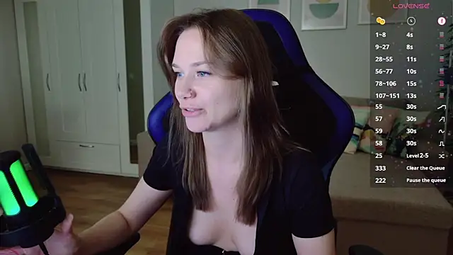 Snapshot of alexa_feels_ chatting on July 10, 4:09 pm alexa feels online show from July 10, 4:09 pm