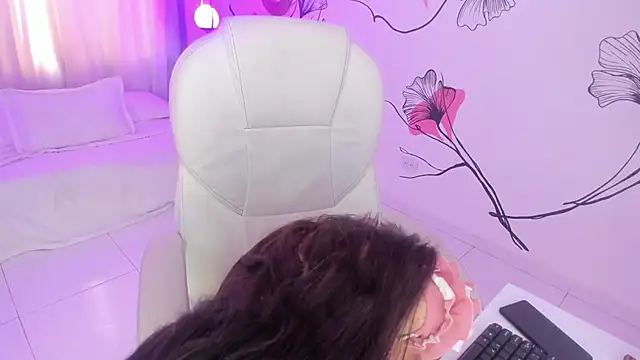 Isabela Fiorelli online show from February 21, 12:06 pm