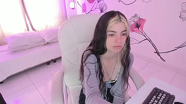 Isabela Fiorelli online show from September 16, 1:45 pm