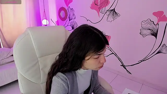 Isabela Fiorelli online show from April 28, 1:27 pm