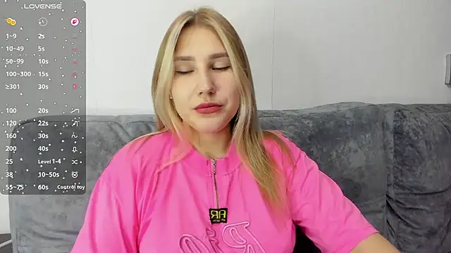 Snapshot of And1sa chatting on December 16, 12:21 pm And1sa online show from December 16, 12:21 pm