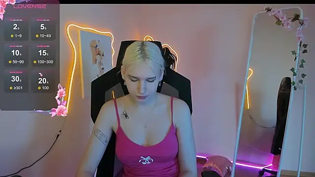 EvelinaLuu online show from April 22, 1:52 am