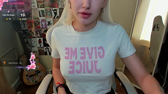 Snapshot of EvelinaLuu chatting on June 23, 1:03 am EvelinaLuu online show from June 23, 1:03 am