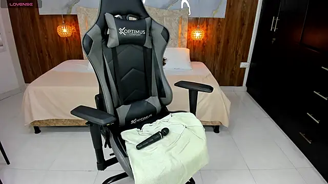 Snapshot of Holly_22 chatting on February 22, 6:19 pm Holly 22 online show from February 22, 6:19 pm