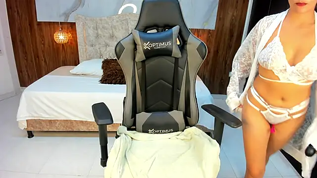 Snapshot of Holly_22 chatting on February 27, 12:02 pm Holly 22 online show from February 27, 12:02 pm