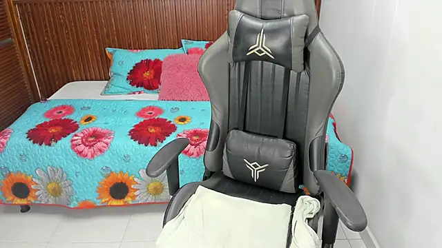 Snapshot of Holly_22 chatting on March 17, 12:04 pm Holly 22 online show from March 17, 12:04 pm