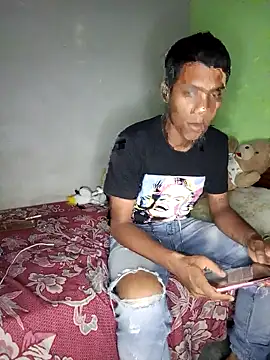 Snapshot of jr121221 chatting on February 20, 3:45 am jr121221 online show from February 20, 3:45 am