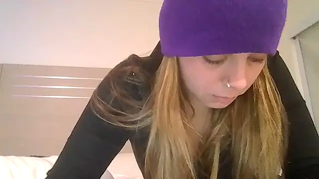 Snapshot of ShysluutGia chatting on April 28, 5:12 am ShysluutGia online show from April 28, 5:12 am