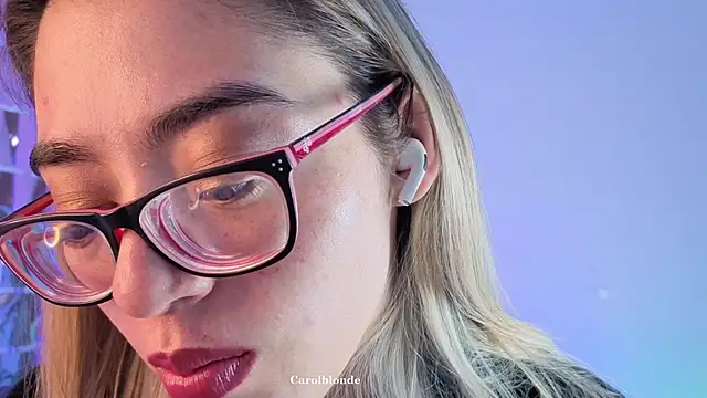 Snapshot of Carolblonde chatting on December 15, 2:05 am Carolblonde online show from December 15, 2:05 am