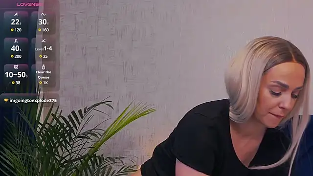 Snapshot of Jennifer_Hills chatting on February 19, 5:38 am Jennifer Hills online show from February 19, 5:38 am