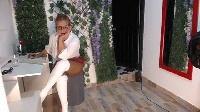 Snapshot of StephyJones1 chatting on September 25, 9:18 pm StephyJones1 online show from September 25, 9:18 pm