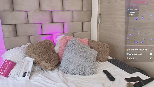 DANIELA CADAVID  online show from February 3, 2:53 am