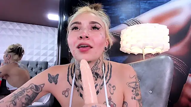 Snapshot of miss___angel chatting on February 12, 9:01 pm miss   angel online show from February 12, 9:01 pm