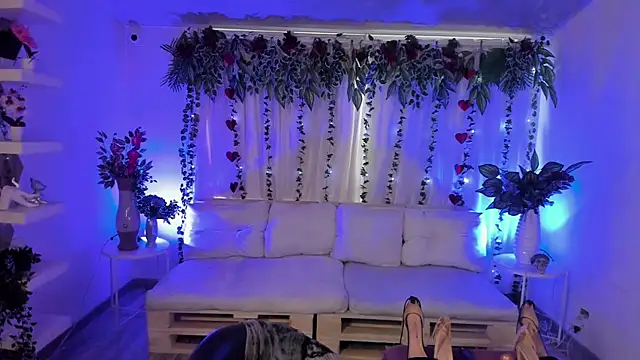 anuvyz miller  online show from September 12, 8:20 pm