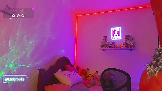 Annaa Brooks online show from December 18, 9:10 pm