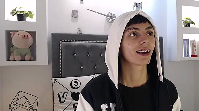 Snapshot of MaikyCooper chatting on March 18, 5:52 am MaikyCooper online show from March 18, 5:52 am