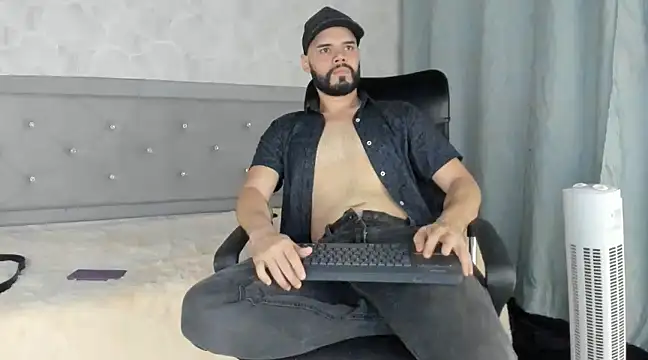 Snapshot of Luke_Diaz7 chatting on February 21, 12:05 am Luke Diaz7 online show from February 21, 12:05 am