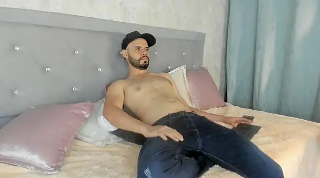 Snapshot of Luke_Diaz7 chatting on February 23, 12:08 am Luke Diaz7 online show from February 23, 12:08 am