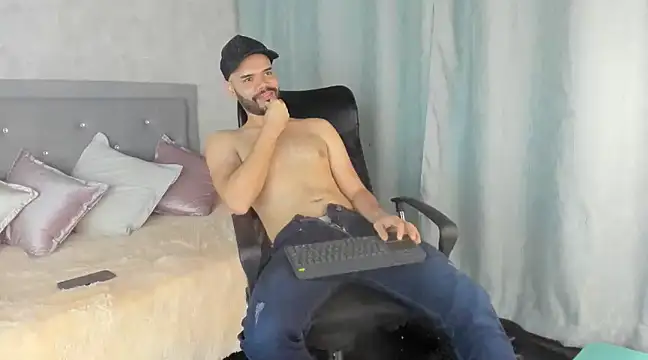 Snapshot of Luke_Diaz7 chatting on February 24, 12:09 am Luke Diaz7 online show from February 24, 12:09 am