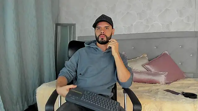 Snapshot of Luke_Diaz7 chatting on March 4, 12:39 am Luke Diaz7 online show from March 4, 12:39 am