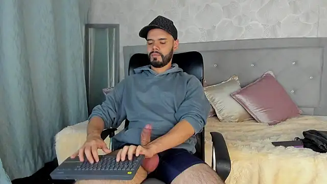 Snapshot of Luke_Diaz7 chatting on March 4, 3:44 am Luke Diaz7 online show from March 4, 3:44 am